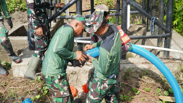 Satgas TMMD Bersama Masyarakat Berjibaku Salurkan Air Bersih ke Desa Umbele
