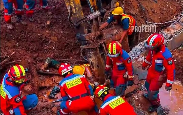 Dua Pekerja Proyek Tertimpa Beton Turap Drainase di Jaktim, Evakuasi Berlangsung Dramatis