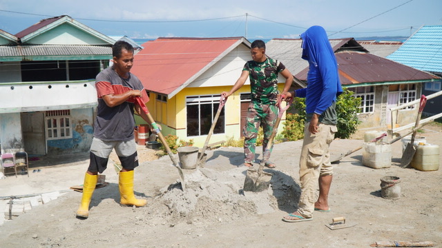 Satgas TMMD Bantu Perbaiki Fasilitas Umum Jalan Dermaga yang Rusak