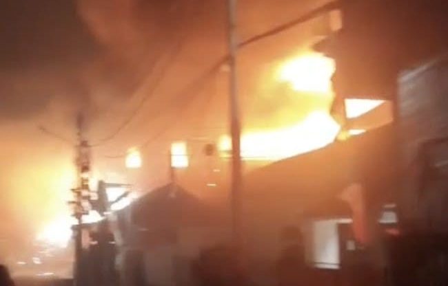 Pabrik Bingkai di Duren Sawit Jaktim Kebakaran, 22 Unit Damkar Dikerahkan