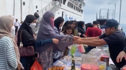 Kapal Datang, Pasar Dadakan Tergelar di Serasan Natuna