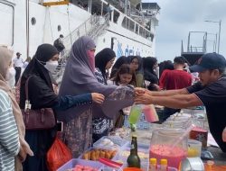 Kapal Datang, Pasar Dadakan Tergelar di Serasan Natuna