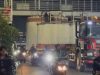 Truk Nyangkut di JPO Kramat Jati Jaktim, Lalin Sempat Tersendat