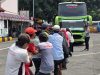 Ibu-ibu Ikut Lomba Tarik Bus Double Decker Jelang HUT ke-81 RI