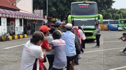 Ibu-ibu Ikut Lomba Tarik Bus Double Decker Jelang HUT ke-81 RI