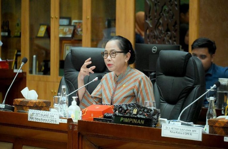 Anggaran Pendidikan 2027 Naik, DPR Soroti Gaji Guru yang Belum Naik