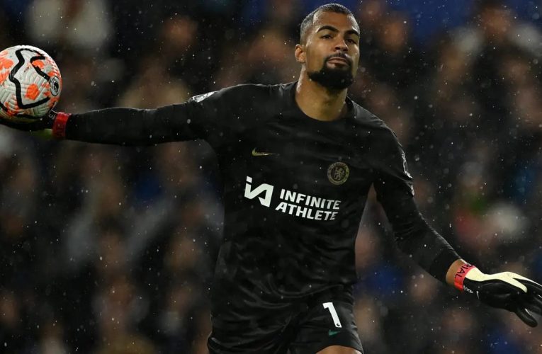 Gary Neville Soroti Robert Sanchez Usai Chelsea Menang atas Fulham