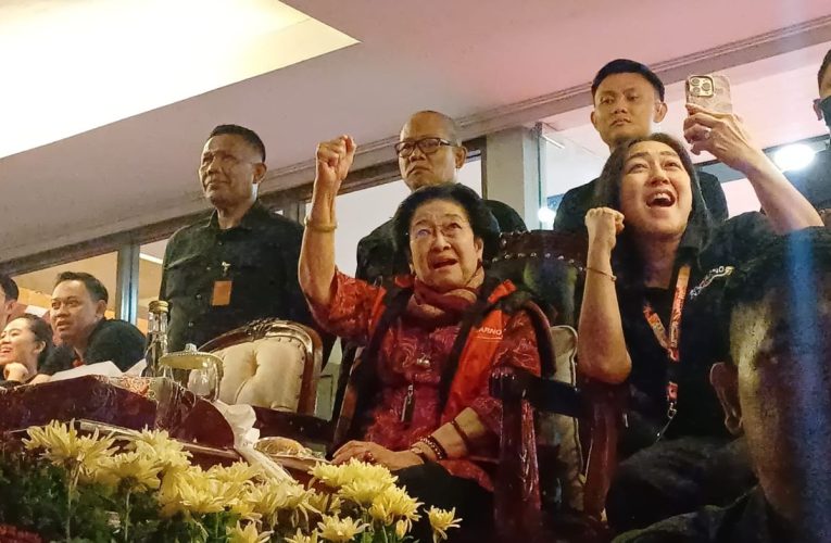 Tangis Megawati Pecah Saat Wajah dan Suara Bung Karno Muncul di Gelora Bung Tomo