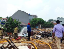 Pemprov DKI Tangani Kebakaran TPS Ilegal di Kramat Jati