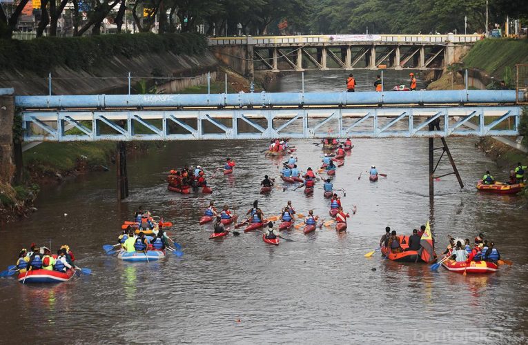 Jakarta Pusat Gelar Lomba Dayung di Kali Ciliwung