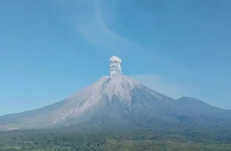 Gunung Semeru Erupsi 22 Kali dalam Enam Jam