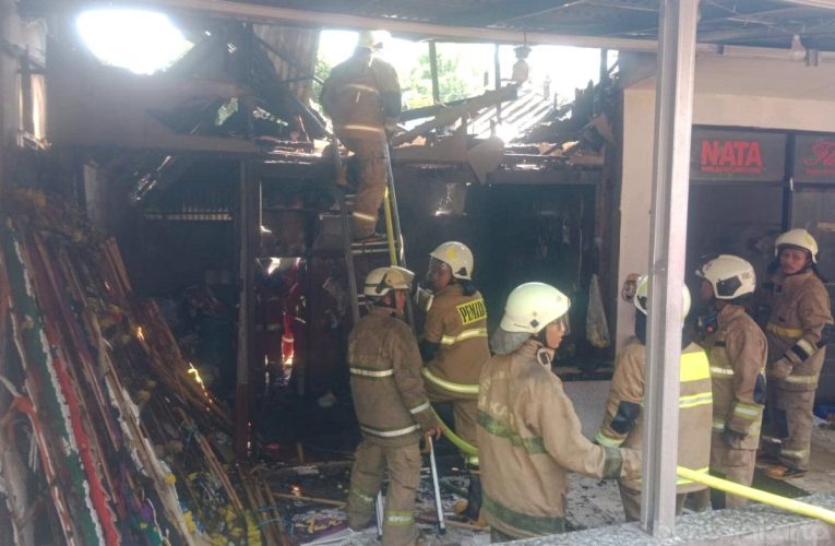 Kios Karangan Bunga di Pondok Gede Terbakar, 9 Mobil Damkar Dikerahkan