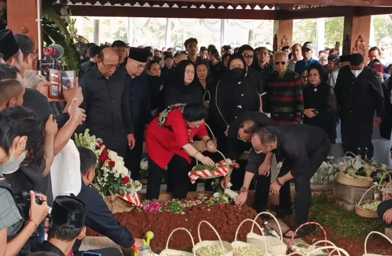Megawati Antar Guruh Soekarnoputra ke Peristirahatan Terakhir di Karet Bivak