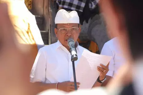 Jaga Identitas Budaya, Gubernur Koster Minta Semua Papan Nama di Bali Gunakan Aksara Bali