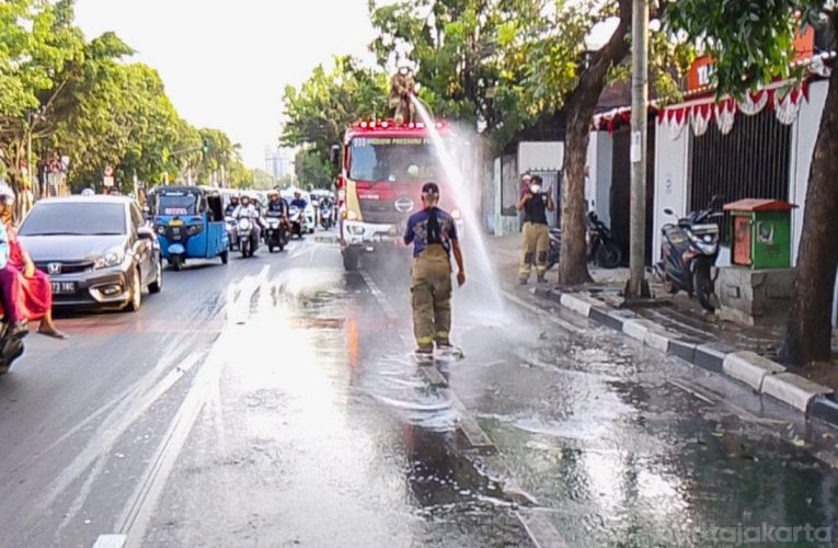 Jakarta Timur Bersihkan Abu Vulkanik di Jalan Utama untuk Lindungi Warga