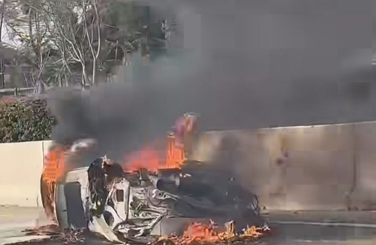 Mobil Subaru Terbakar Usai Tabrak Truk di Tol Serpong-Cinere, 2 Orang Luka Berat