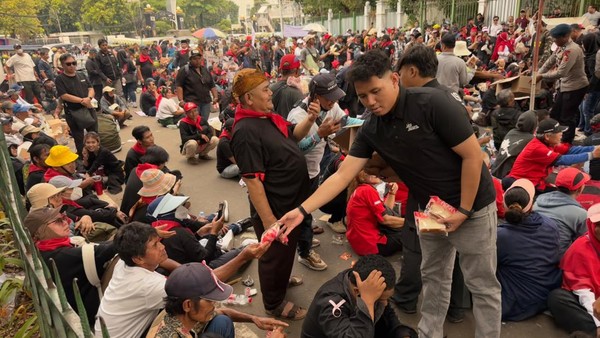 Satgas Gakkum Polda Metro Bagikan Roti dan Air Mineral ke Massa Aksi di Monas