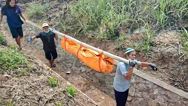 Mayat Pria Terbungkus Plastik Ditemukan di Kolong Tol Bocimi Sukabumi