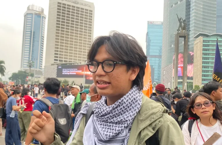 Tanpa Almamater, Mahasiswa Pilih Melebur Bersama Rakyat dalam Aksi di Bundaran HI
