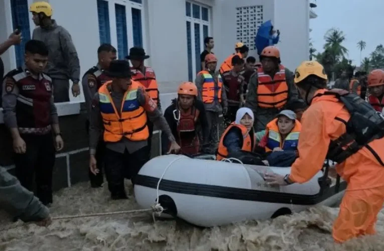Banjir Rendam Sejumlah Wilayah Padang, Tim SAR Gabungan Lakukan Evakuasi