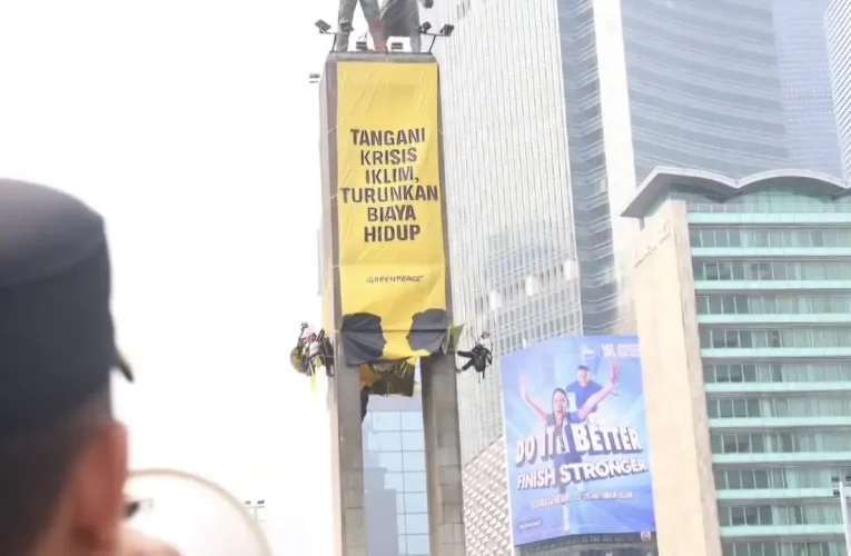 Greenpeace Bentangkan Spanduk Raksasa di Bundaran HI, Desak Pemerintah Tangani Krisis Iklim