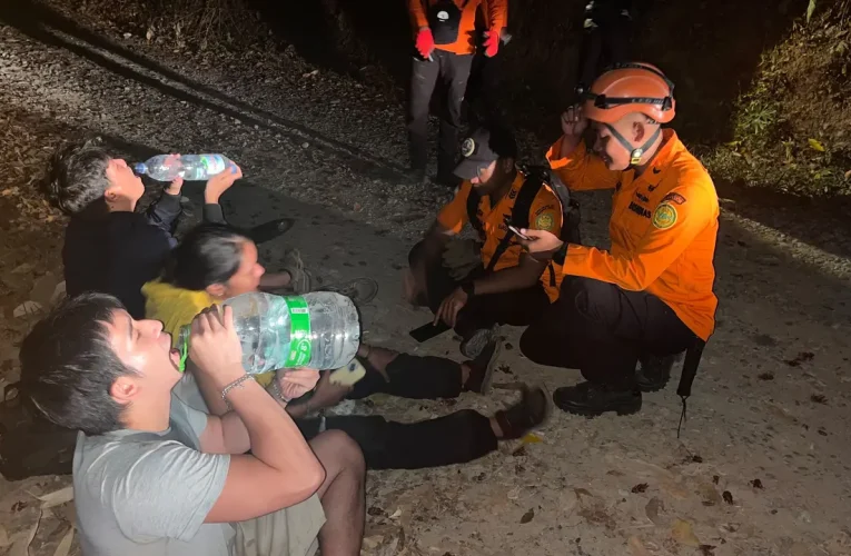 Tim SAR Berhasil Evakuasi Empat Mahasiswa Universitas Pertamina yang Tersesat di Gunung Tanjung