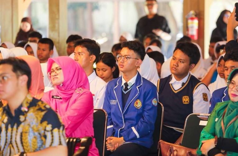 184 Pelajar SMP Bandung Raih Duke of Edinburgh International Award