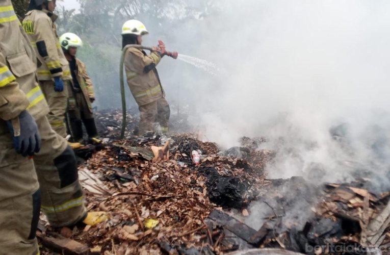 Kebakaran Lahan Penuh Sampah di Cakung Dipadamkan dalam Dua Jam