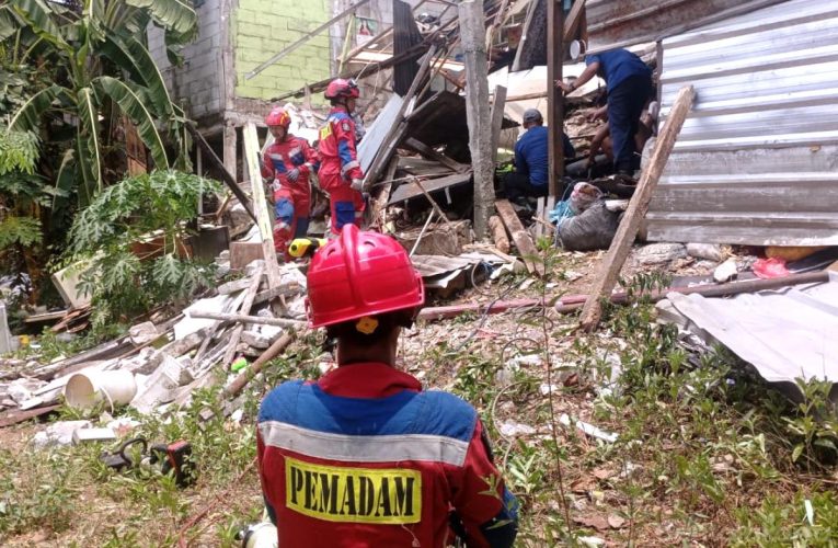 Bangunan Semi Permanen Ambruk Saat Dibongkar, Warga Ciracas Dievakuasi