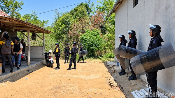 Polisi Gerebek Bilik Diduga Jadi Tempat Transaksi dan Konsumsi Sabu di Pamekasan