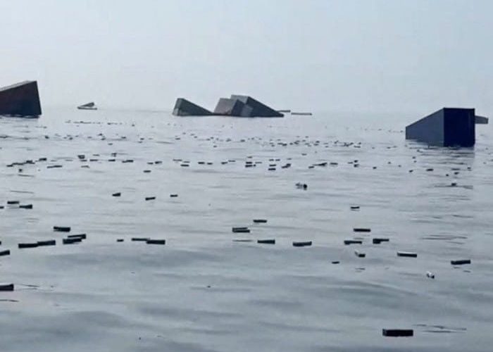 Kapal Kargo Singapura Tenggelam di Selat Hormuz, Lebih dari 2.500 Kontainer Hanyut