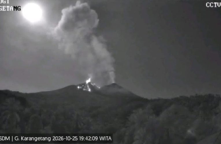 Gunung Karangetang Erupsi, Material Pijar Terlontar hingga 300 Meter