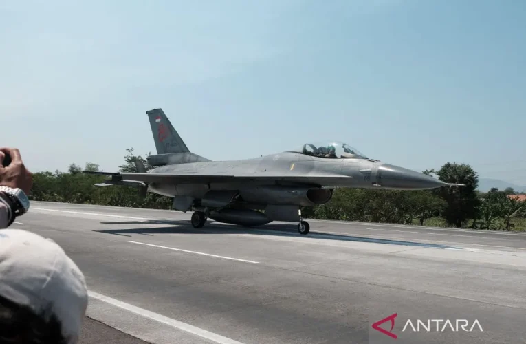 Pesawat Tempur F-16 dan Super Tucano Uji Pendaratan di Tol Paspro