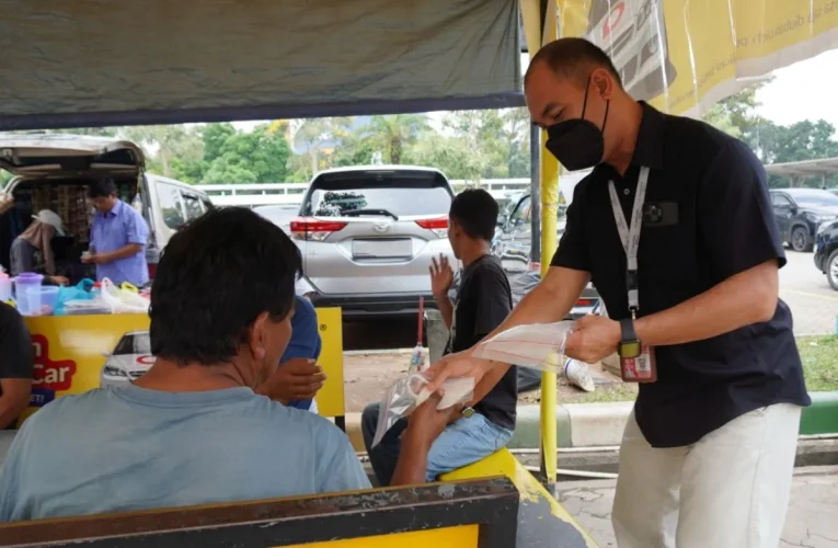 Kabut Asap Selimuti Batam, Bandara Hang Nadim Bagikan Masker Gratis