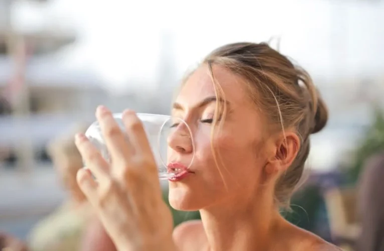 Sering Lupa Minum Air Putih Setelah Bangun Tidur? Ini Dampaknya bagi Tubuh